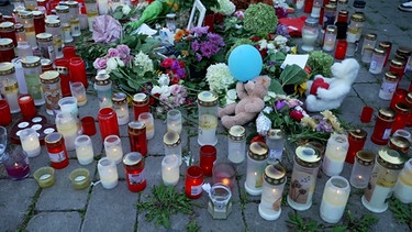 Blumen, Stofftiere und Kerzen an einem Gedenkort | Bild: Bayerischer Rundfunk 2023
